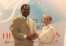 Youth for Human Rights International President, Ms. Mary Shuttleworth, presents a Human Rights Hero Award to Mr. Samson Mande for his work to prevent children from being sold into slavery as soldiers in Africa.